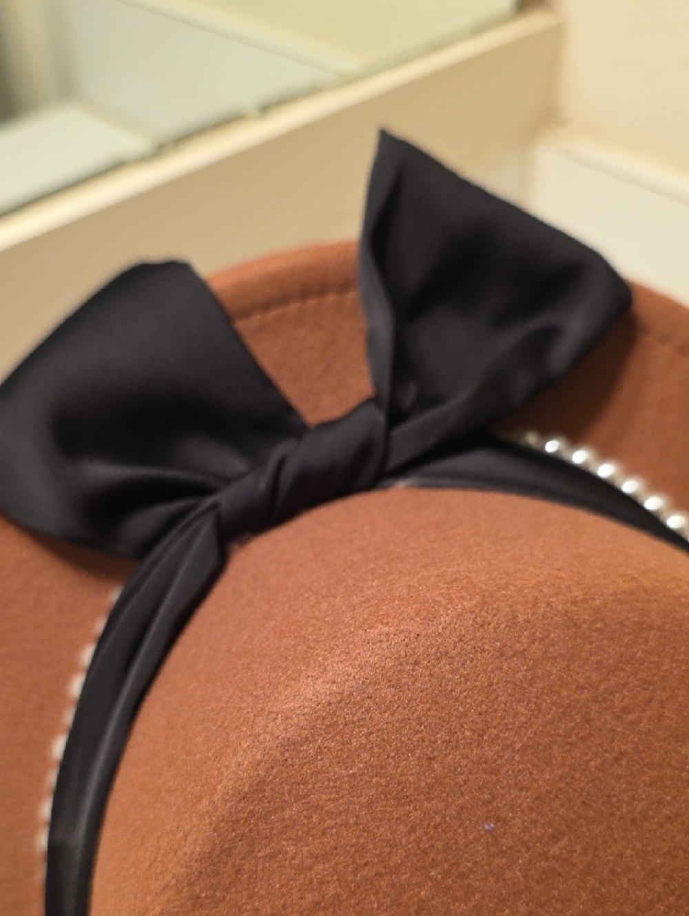 Pearl-Trim Brown Felt Women's Hat with Black Bow - Picture 4 of 9